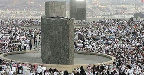 what do hajj pilgrims do on the day of eid al adha atheer