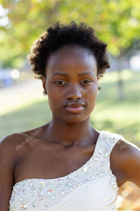 Young African American Teen Girl Outdoor Portrait — Stock