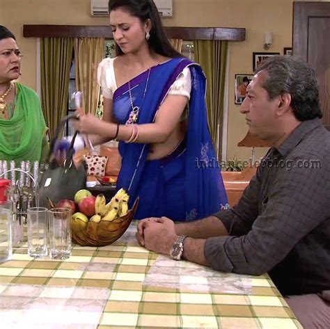 Divyanka Tripathi Yeh Hai Mohabbatein Hot Saree Navel Show