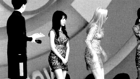 [appreciation] Seohyun Lifts Her Dress On Stage Banging Body