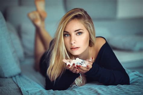 2560x1600 woman blonde model blue eyes girl wallpaper