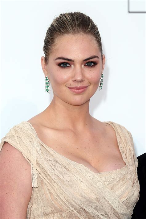 Kate Upton Shows Off A Nice Cleavage Scandal Planet