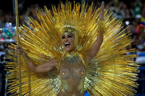 stunning pictures   rio carnival      visit  year london evening