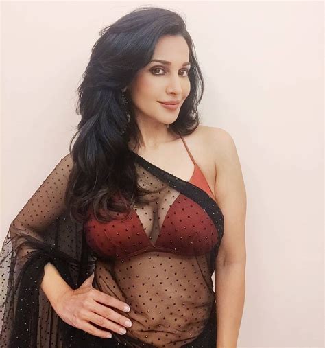 gandii baat fame actress flora saini bold photos viral on social media