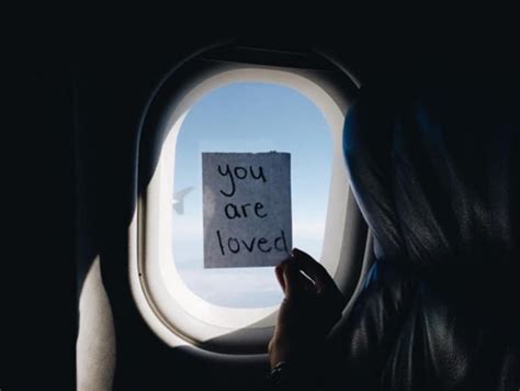 this american airlines flight attendant inspires her passengers with tiny window notes