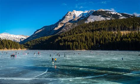 el inmenso placer de patinar sobre  lago helado