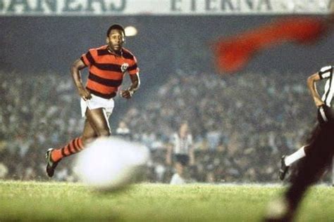 Você Sabia Há 40 Anos Pelé Vestia A 10 Do Flamengo Em Jogo Contra O