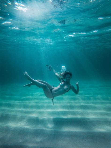 cutie flashing her tits deep underwater unghirls