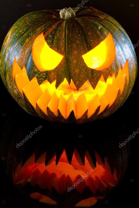 halloween pompoen met eng gezicht stockfoto rechtenvrije foto door  patrykkosmider