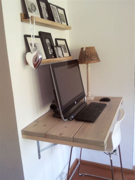voor  de woonkamer een fijn plekje voor de computer zelf gemaakt van steigerhout