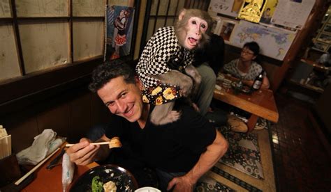 外国人客殺到！宇都宮の居酒屋「かやぶき」 ― 猿の接客で最高のおもてなし goin japanesque