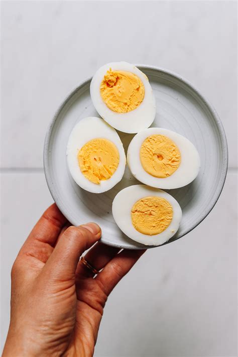 perfect hard boiled eggs  time  ways minimalist baker recipes