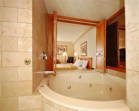 whirlpool suite picture   victorian inn suites omaha