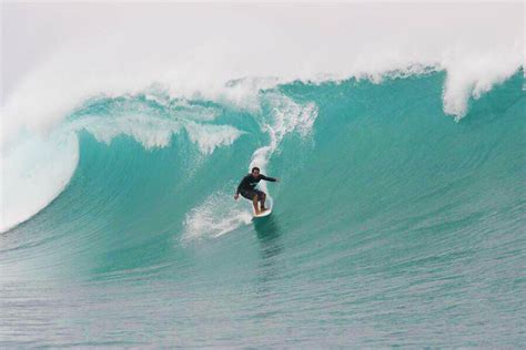 ecuadorian big wave surfer dies riding manta