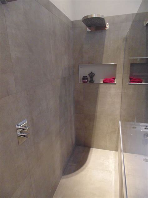 ook in het douchegedeelte is de tegel met de uitstraling van beton op de vloer en tegen de
