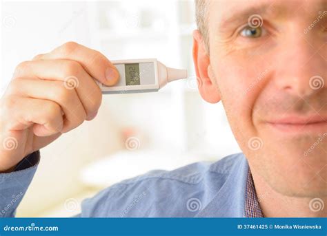 oorthermometer stock afbeelding image  gezicht mens