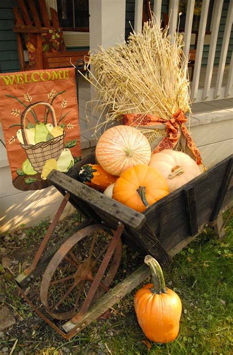 ways   create  fall inspired front lawn