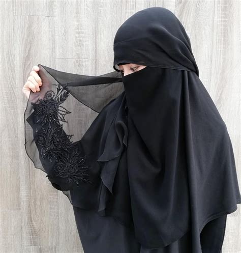 duhhh dalam almari ada niqab sama je naik suram tengok