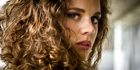 How To Keep Curls From Frizzing In The Rain Huffpost