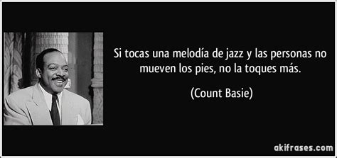 tocas una melodia de jazz  las personas  mueven los
