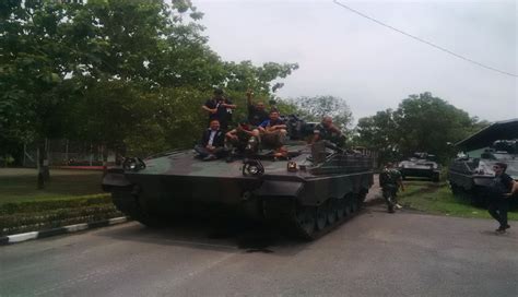 Kostrad Ajak Polisi Jalan Jalan Naik Tank Okezone News