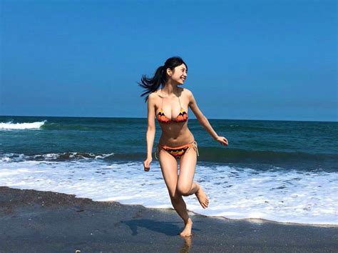 Nmb48 横野すみれ、真夏のビーチで揺れる鮮烈ビキニショット公開！「笑顔が最高」「一番好きな祝日に今日なりました」 Wwsチャンネル