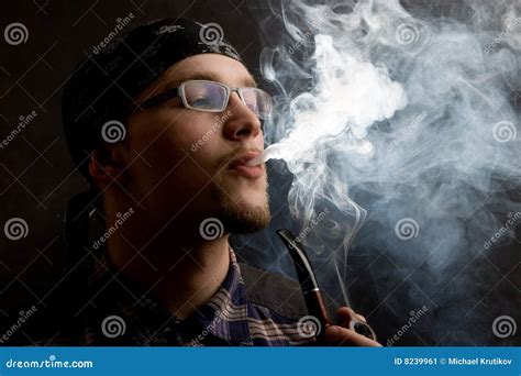 jonge mensen rokende pijp stock afbeelding image  pijp