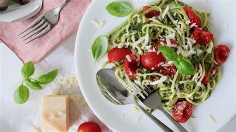 Low Carb Pasta Zucchini Spaghetti Mit Pesto Und Tomaten Bild Der Frau