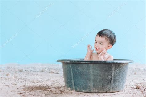 Asia Niño Bañándose En La Bañera Negro Al Aire Libre Él