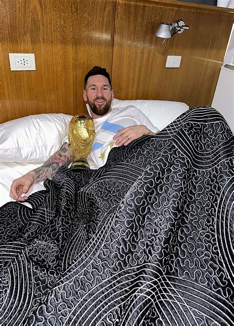 La Foto De Messi Durmiendo Con La Copa Del Mundo Tras Su Llegada A La