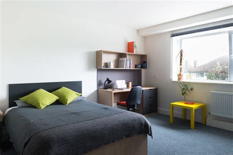 large bedroom en suite  shared student accommodation  minute walk  ucd room  rent