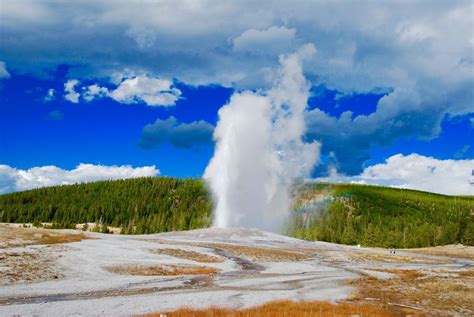 This Is What Yellowstone S Old Faithful Looks Like On The