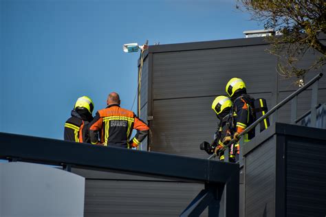 brand op dak van bedrijf  waddinxveen foto adnl