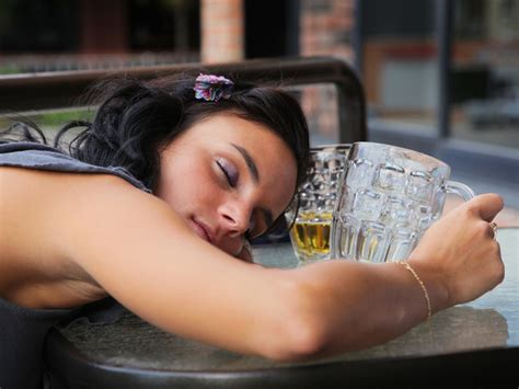 Extreme Binge Drinking Reported In 10 Of High School Seniors Cbs News