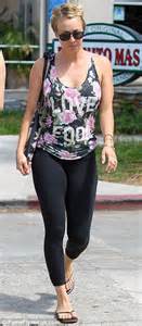 Kaley Cuoco Shows Off Slim Figure In A Floral Shirt And Leggings