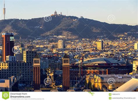 panorama van de stad van barcelona bij zonsondergang van de dag redactionele afbeelding image