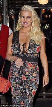 jessica simpson puts her cleavage on show in new york