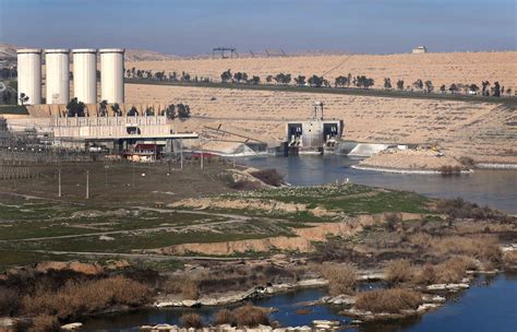 iraqs mosul dam teetering   brink  collapse