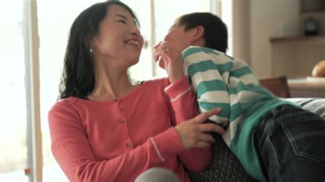 vidéos et rushes de japanese mother son getty images