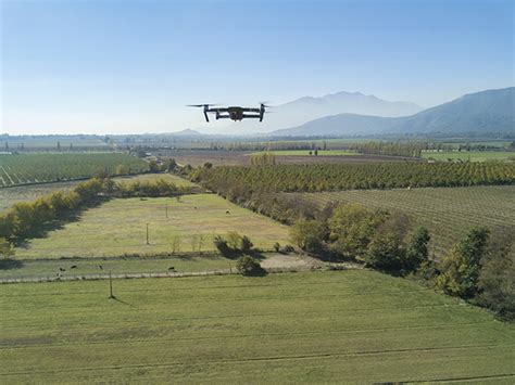 foto drone volando sobre campos toma aerea chile
