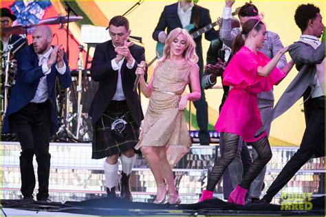 chris martin makes surprise appearance during kylie minogue s set at