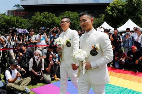 taiwan gay marriage hundreds of couples in taiwan tie the