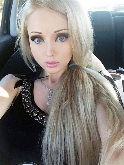 ego barbie humana posta selfie de biquíni e sem maquiagem