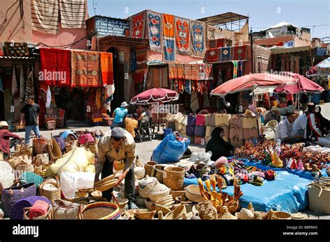souk basar markt  strassen marrakesch marokko maghreb nordafrika stockfotografie alamy