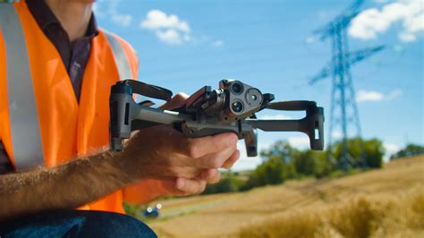 parrot launches anafiusa  drone designed   responders  dronelinq