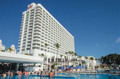 riu palace antillas building celebrates   anniversary riu