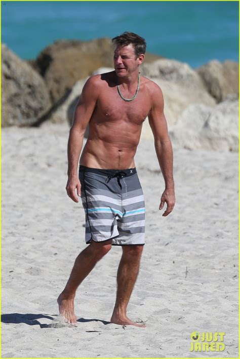 Extreme Makeover S Ty Pennington Goes Shirtless Puts Toned Body On