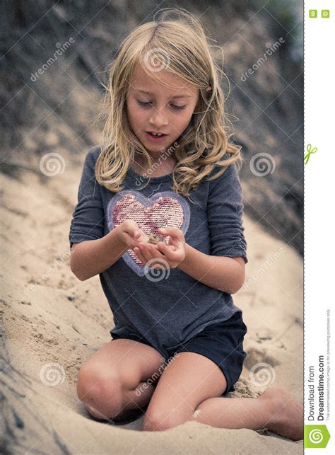 jeune fille avec la grenouille sur la plage photo stock image du jour