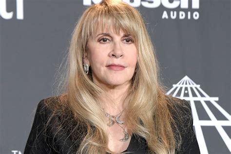stevie nicks    sing    contracts covid