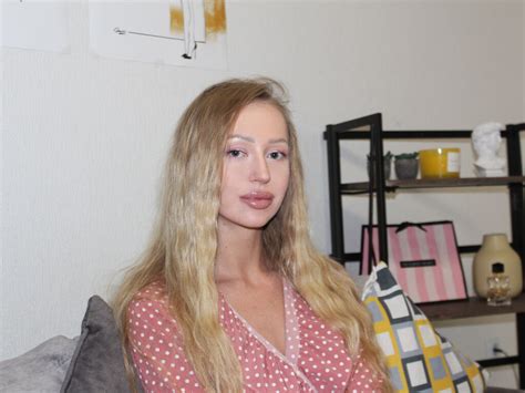 Karolinagrays Blond Female Webcam